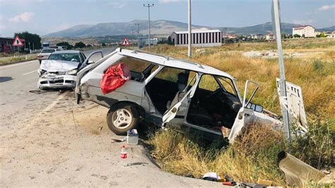 Afyonkarahisarda iki otomobilin çarpışması sonucu 7 kişi yaralandı